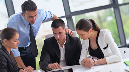 Image conceptuelle sur le partage d’un tableau de bord avec des collègues